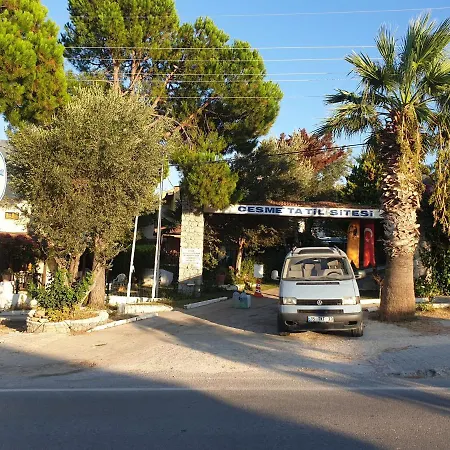Tatil Koyu Cicek Kokulari, Cam, Palmiye Agaclari Icerisinde Apartment Cesme