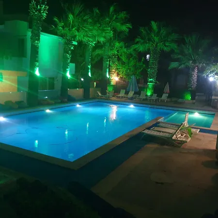 Apartment Tatil Koyu Cicek Kokulari, Cam, Palmiye Agaclari Icerisinde