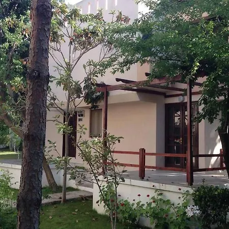 Apartment Tatil Koyu Cicek Kokulari, Cam, Palmiye Agaclari Icerisinde Cesme