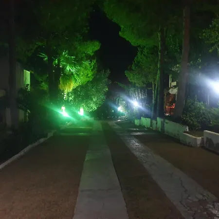 Tatil Koyu Cicek Kokulari, Cam, Palmiye Agaclari Icerisinde Apartment Cesme