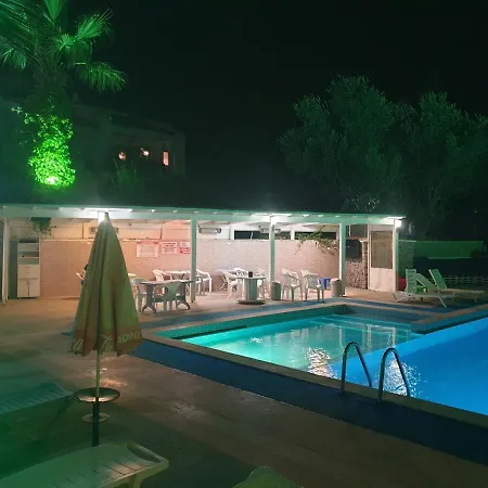 Tatil Koyu Cicek Kokulari, Cam, Palmiye Agaclari Icerisinde Apartment Cesme