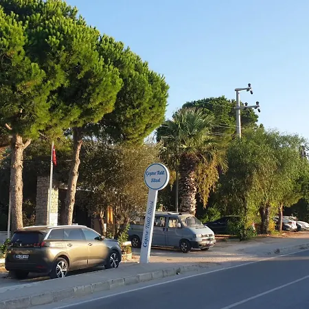 Tatil Koyu Cicek Kokulari, Cam, Palmiye Agaclari Icerisinde Apartment Cesme