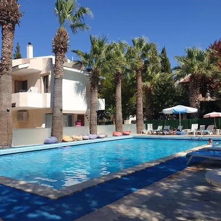 Apartment Tatil Koyu Cicek Kokulari, Cam, Palmiye Agaclari Icerisinde Cesme