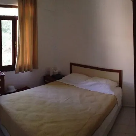 Tatil Koyu Cicek Kokulari, Cam, Palmiye Agaclari Icerisinde * Çeşme