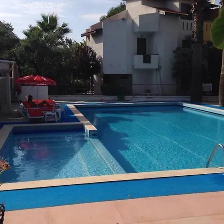 Tatil Koyu Cicek Kokulari, Cam, Palmiye Agaclari Icerisinde